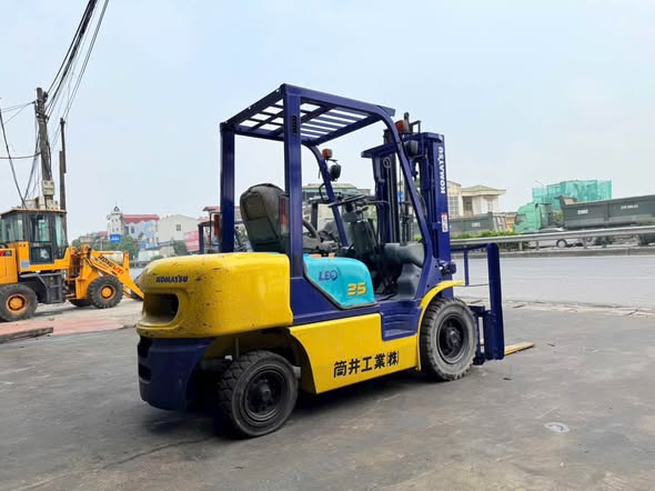 Bán xe nâng : KOMATSU 2.5 tấn số sàn , dịch giad zin 100%