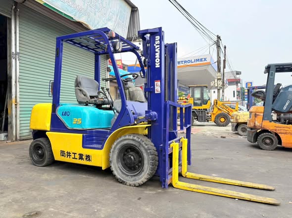 Bán xe nâng : KOMATSU 2.5 tấn số sàn , dịch giad zin 100%